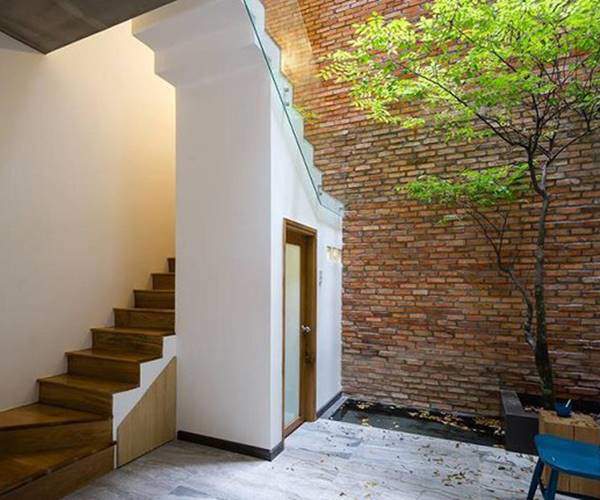 Nhà chính hướng Tây