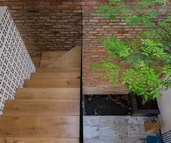 Nhà chính hướng Tây