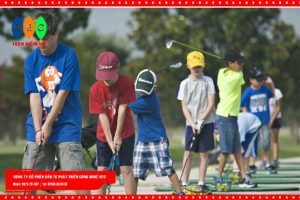 Cho trẻ chơi golf