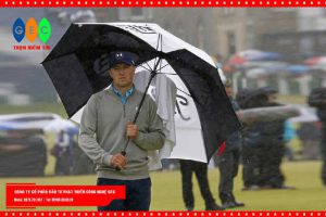 chơi golf dưới trời mưa